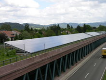 Die Fotovoltaik-Module auf der Lrmschutzgalerie